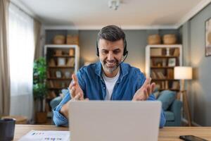 vriendelijk operator Mens middel met koptelefoons. bedrijf Mens vervelend microfoon koptelefoon werken in de kantoor net zo een telemarketing klant onderhoud tussenpersoon, telefoontje centrum baan concept. foto