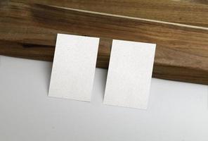 visitekaartjes met houten oppervlak foto