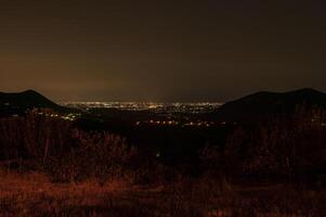 nacht panorama van de euganean heuvels in Italië foto
