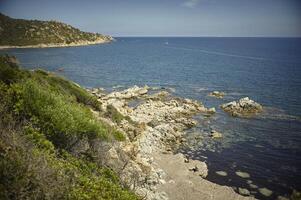 bovenaanzicht van een natuurlijke baai op Sardinië foto