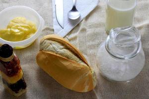 close-up stokbrood op ontbijttafel met boter en bestek foto