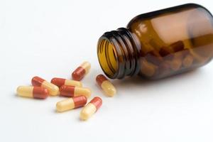 pillen en capsules die uit flessen vallen foto