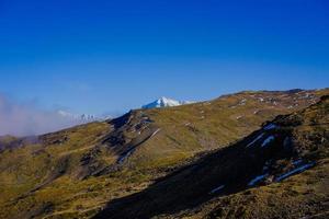 prachtig landschap met sneeuw bedekte bergen en blauwe lucht foto