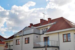 nieuw bouwen single familie huis. buitenwijk Oppervlakte met modern meetkundig familie huis. foto