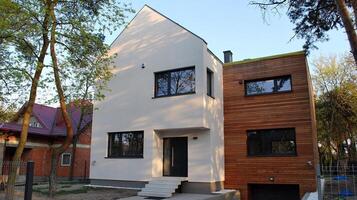 nieuw bouwen single familie huis. buitenwijk Oppervlakte met modern meetkundig familie huis. foto