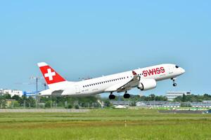 Warschau Polen. mei 28, 2018. een passagier vlak duurt uit van de landingsbaan van hakken luchthaven in Warschau. foto