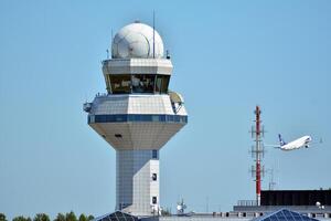 Warschau Polen. juni 8, 2018. de vlak alleen maar voordat landen Bij hakken luchthaven. foto