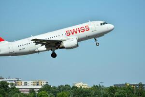 Warschau Polen. mei 28, 2018. een passagier vlak duurt uit van de landingsbaan van hakken luchthaven in Warschau. foto