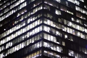 modern kantoor gebouw Bij nacht. nacht lichten, stad kantoor gebouw centrum, stadsgezicht visie foto