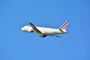 Warschau Polen. mei 28, 2018. een passagier vlak duurt uit van de landingsbaan van hakken luchthaven in Warschau. foto