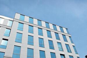 glas gebouw met transparant facade van de gebouw en blauw lucht. structureel glas muur reflecterend blauw lucht. abstract modern architectuur fragment. hedendaags bouwkundig achtergrond. foto