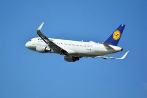 Warschau Polen. mei 28, 2018. een passagier vlak duurt uit van de landingsbaan van hakken luchthaven in Warschau. foto