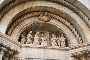 buitenkant van de kathedraal in como stad, met Italiaans bouwkundig details, beeldhouwwerk, steen houtsnijwerk. Lombardije. Italië foto