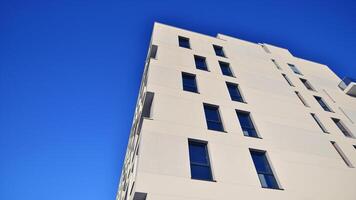 woon- Oppervlakte met modern appartement gebouw. facade van een modern appartement gebouw. foto