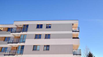 modern appartement gebouw in zonnig dag. buitenkant, woon- huis facade. woon- Oppervlakte met modern, nieuw en elegant leven blok van flats. foto