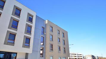 modern appartement gebouw in zonnig dag. buitenkant, woon- huis facade. woon- Oppervlakte met modern, nieuw en elegant leven blok van flats. foto