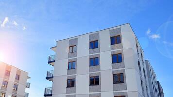 modern appartement gebouw in zonnig dag. buitenkant, woon- huis facade. woon- Oppervlakte met modern, nieuw en elegant leven blok van flats. foto