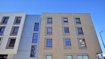 modern appartement gebouw in zonnig dag. buitenkant, woon- huis facade. woon- Oppervlakte met modern, nieuw en elegant leven blok van flats. foto
