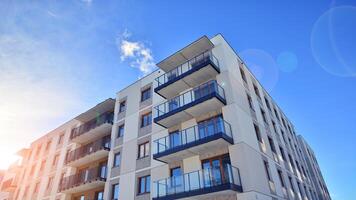 modern appartement gebouw in zonnig dag. buitenkant, woon- huis facade. woon- Oppervlakte met modern, nieuw en elegant leven blok van flats. foto