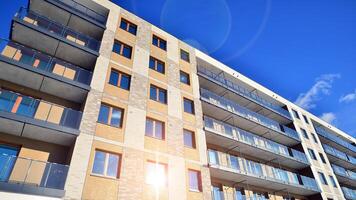 modern appartement gebouw in zonnig dag. buitenkant, woon- huis facade. woon- Oppervlakte met modern, nieuw en elegant leven blok van flats. foto