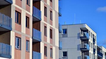 modern appartement gebouw in zonnig dag. buitenkant, woon- huis facade. woon- Oppervlakte met modern, nieuw en elegant leven blok van flats. foto