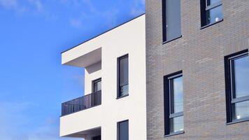 modern appartement gebouw in zonnig dag. buitenkant, woon- huis facade. woon- Oppervlakte met modern, nieuw en elegant leven blok van flats. foto