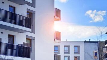 modern appartement gebouw in zonnig dag. buitenkant, woon- huis facade. woon- Oppervlakte met modern, nieuw en elegant leven blok van flats. foto