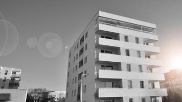 fragment van de gebouwen facade met ramen en balkons. modern appartement gebouwen Aan een zonnig dag. facade van een modern woon- gebouw. zwart en wit. foto