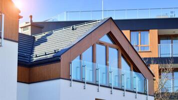 nieuw single familie huizen in een nieuw ontwikkeling Oppervlakte. woon- huizen met modern facade. terrasvormig familie huizen in nieuw ontwikkelde behuizing landgoed. de echt landgoed markt in de buitenwijken. foto