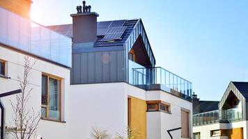 nieuw single familie huizen in een nieuw ontwikkeling Oppervlakte. woon- huizen met modern facade. terrasvormig familie huizen in nieuw ontwikkelde behuizing landgoed. de echt landgoed markt in de buitenwijken. foto