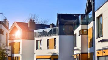 nieuw single familie huizen in een nieuw ontwikkeling Oppervlakte. woon- huizen met modern facade. terrasvormig familie huizen in nieuw ontwikkelde behuizing landgoed. de echt landgoed markt in de buitenwijken. foto