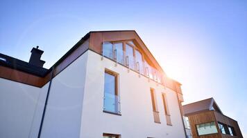 nieuw single familie huizen in een nieuw ontwikkeling Oppervlakte. woon- huizen met modern facade. terrasvormig familie huizen in nieuw ontwikkelde behuizing landgoed. de echt landgoed markt in de buitenwijken. foto