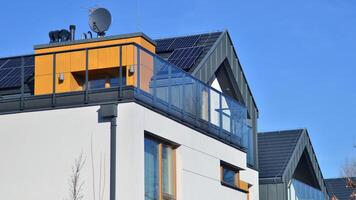 nieuw single familie huizen in een nieuw ontwikkeling Oppervlakte. woon- huizen met modern facade. terrasvormig familie huizen in nieuw ontwikkelde behuizing landgoed. de echt landgoed markt in de buitenwijken. foto