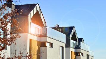 nieuw single familie huizen in een nieuw ontwikkeling Oppervlakte. woon- huizen met modern facade. terrasvormig familie huizen in nieuw ontwikkelde behuizing landgoed. de echt landgoed markt in de buitenwijken. foto