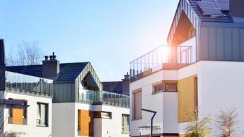 nieuw single familie huizen in een nieuw ontwikkeling Oppervlakte. woon- huizen met modern facade. terrasvormig familie huizen in nieuw ontwikkelde behuizing landgoed. de echt landgoed markt in de buitenwijken. foto