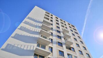 modern architectuur van stedelijk woon- appartement gebouw. appartement gebouw buitenkant, woon- huis facade. foto