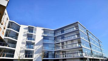 modern architectuur van stedelijk woon- appartement gebouw. appartement gebouw buitenkant, woon- huis facade. foto