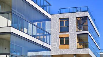 modern architectuur van stedelijk woon- appartement gebouw. appartement gebouw buitenkant, woon- huis facade. foto