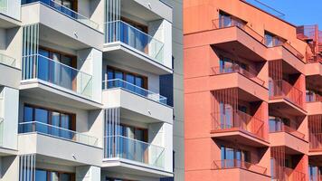 modern architectuur van stedelijk woon- appartement gebouw. appartement gebouw buitenkant, woon- huis facade. foto