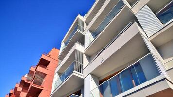 modern architectuur van stedelijk woon- appartement gebouw. appartement gebouw buitenkant, woon- huis facade. foto