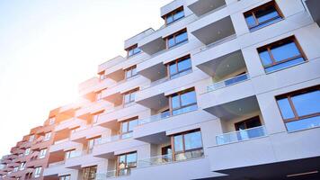 modern architectuur van stedelijk woon- appartement gebouw. appartement gebouw buitenkant, woon- huis facade. foto