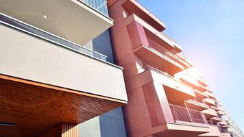 modern architectuur van stedelijk woon- appartement gebouw. appartement gebouw buitenkant, woon- huis facade. foto