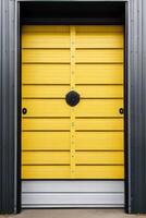 een zwart en geel industrieel gebouw met een deur foto