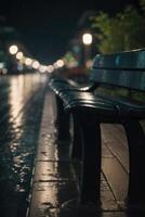 een bank is zittend in de regen Bij nacht foto