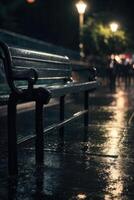 een bank is zittend in de regen Bij nacht foto