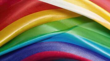 een dichtbij omhoog van een regenboog gekleurde kleding stof foto