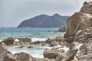 de kust van Zuid-Sardinië met bergen aan zee. foto