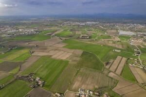 antenne visie van expansief groen veld- foto