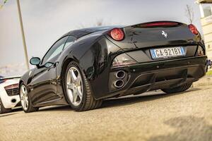 Vicenza Italië 19 maart 2024 levendig ferrari weergegeven temidden van de opwinding van een auto tonen foto