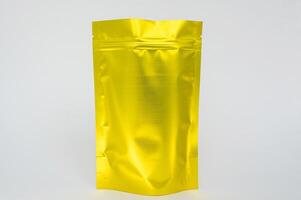 gouden gemetalliseerd etui zak met koffie bonen top visie met schaduw geïsoleerd Aan wit achtergrond. foto